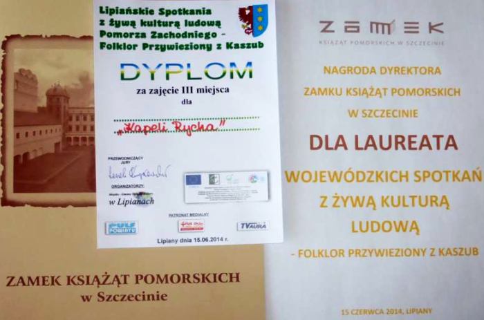 Jak można to wymierzyć i porównać? Prezentacja w korowodzie, na scenie i dla publiczności. Porównać zespół śpiewaczy z solistką i kapelą, aby ustalić kolejność? Trudne zadanie miała  komisja.