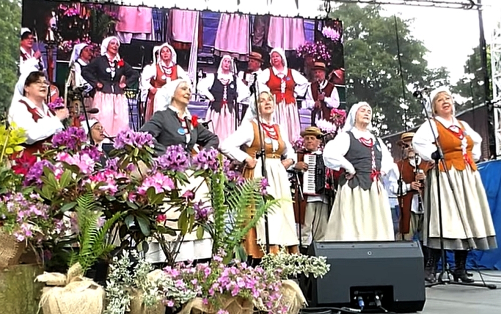 RUTKA z kapelą na scenie