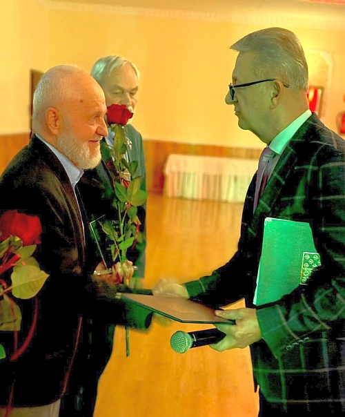 przewodniczący gratuluje