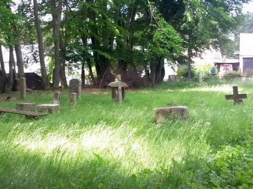 stary cmentarz w Burowie...
