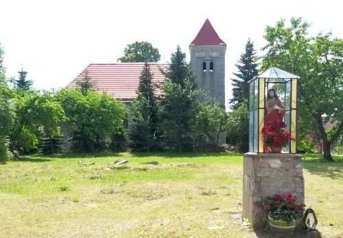 Rogowo. Kapliczka i kościół