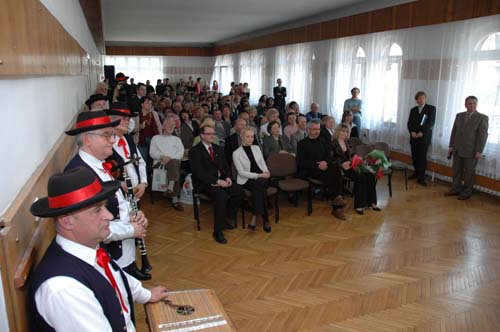 w skupieniu zgromadzeni suchaj wystpu modych cymbalistw