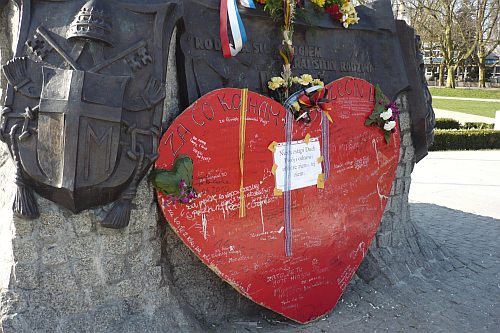 Jasne Błonia. Pomnik Jana Pawła II. tak został przyozdobiony...