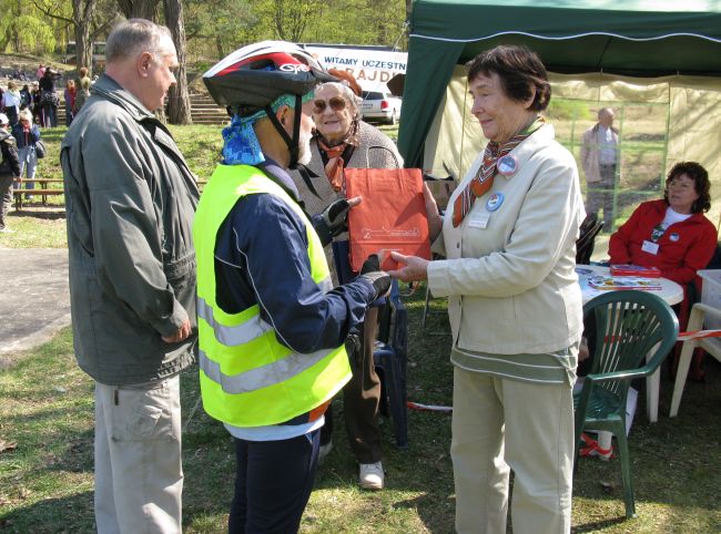 Pani Danuta Borkowska - Prezes Zarządu Regionalnego PTTK, także otrzymała pakiet...